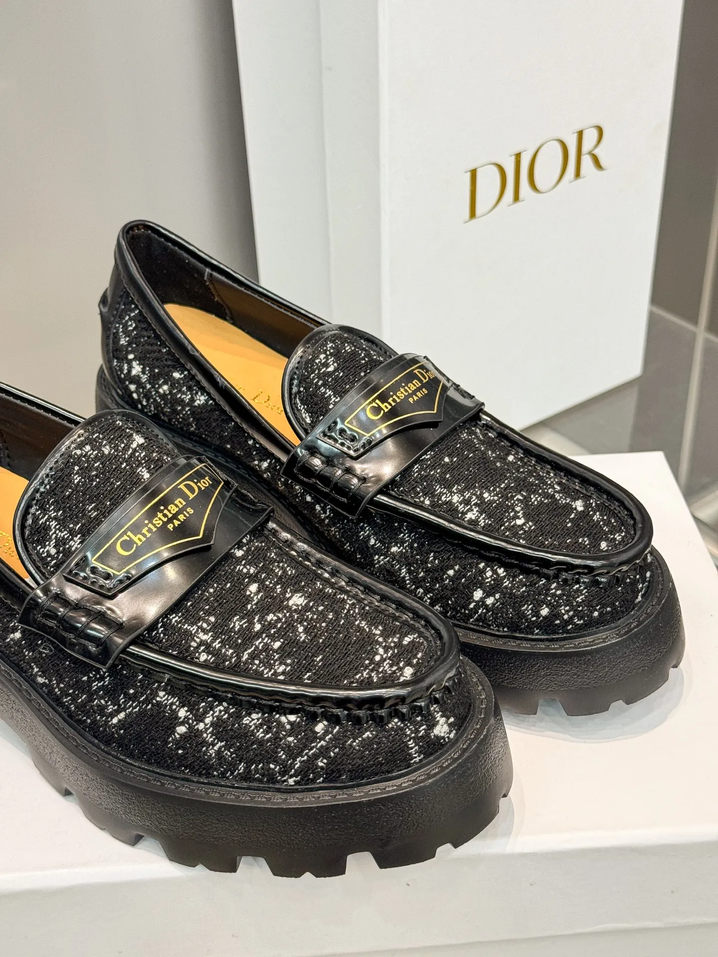👟👟Ex-factory price 600👟👟 Dior 2024 new autumn and winter D-Boy letter logo color-blocked thick-soled women's shoes. Star's same style slip-on belt buckle round-toe retro low-heeled loafers. Material: imported open-edge beaded cowhide stitching eco-friendly rattan plaid tweed + water-dyed sheepskin lining + original molded IP outsole. Bottom thickness: 3.5CM Size: 35-42 (41.42 customized, non-refundable and non-exchangeable)